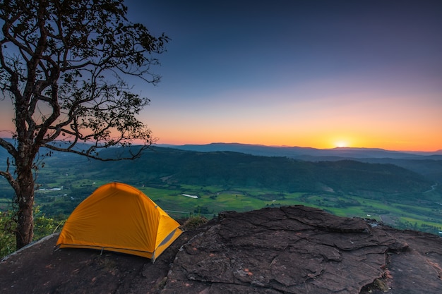 Photo tente debout au sommet de la montagne