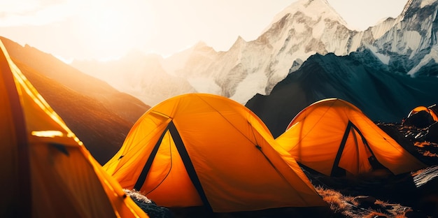Une tente devant une chaîne de montagnes