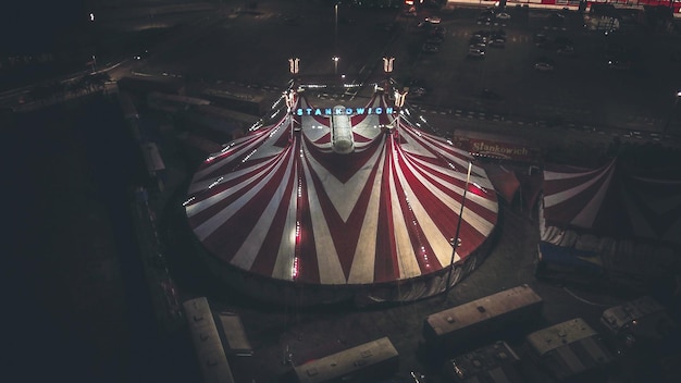 La tente du cirque blanche et rouge