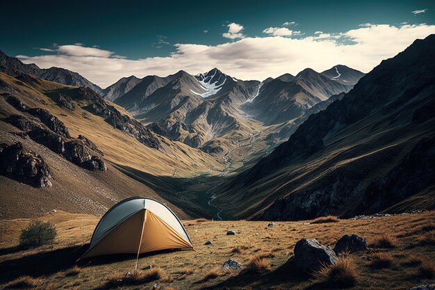 Une tente est dressée devant une chaîne de montagnes.