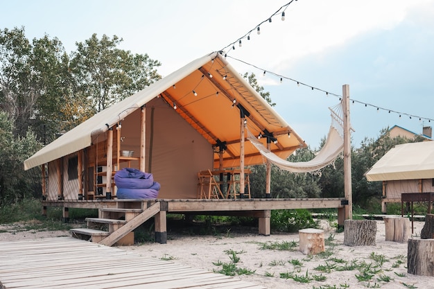 Tente de glamping dans la forêt. Tente de luxe vue mer. Tourisme vert nature.