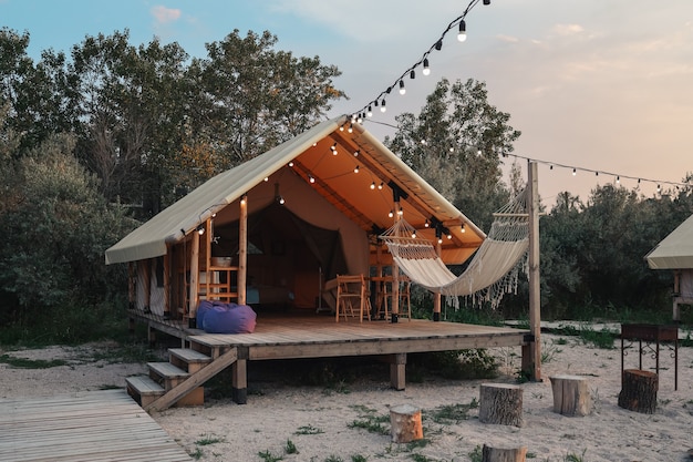 Tente de glamping dans la forêt. Tente de luxe vue mer. Tourisme vert nature