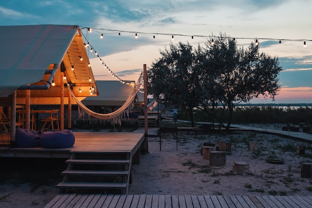 Tente de glamping dans la forêt. Tente de luxe vue mer. Tourisme vert nature