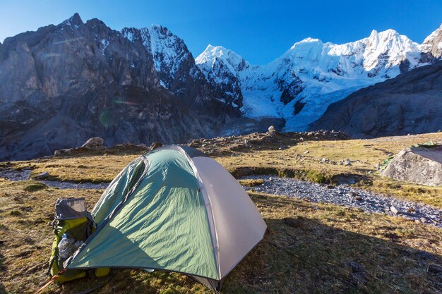 Tente de Hicker dans les montagnes