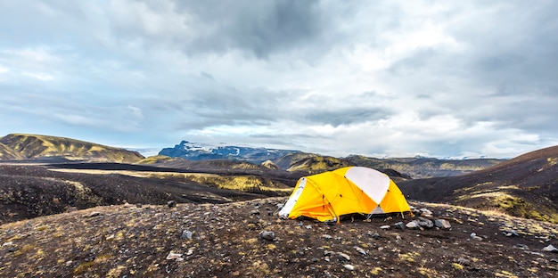 Une tente jaune au refuge Landmannalaugar pour la randonnée. Islande