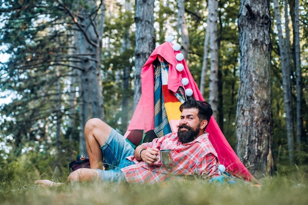 Tente de jeu confortable pour l'homme sur la nature sur fond de ciel isolé