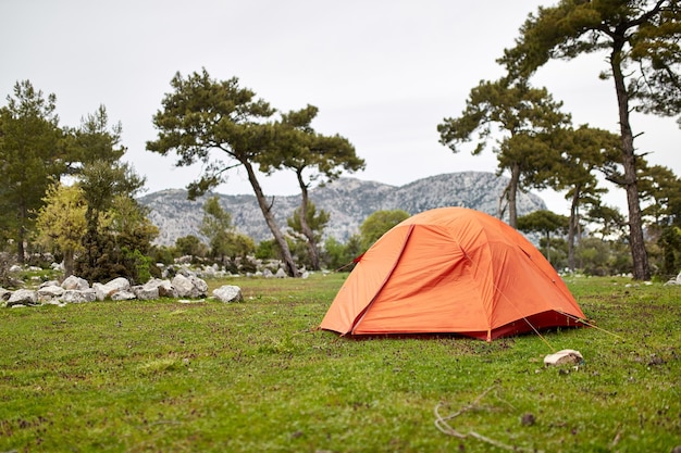 Photo tente orange dans la forêt