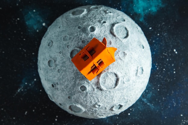 Tente de pâte à modeler sur le fond étoilé de lune