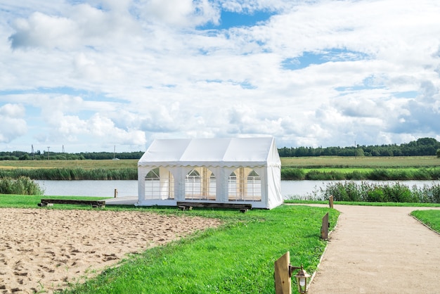 Tente de patio extérieure de mariage de fête au bord du lac