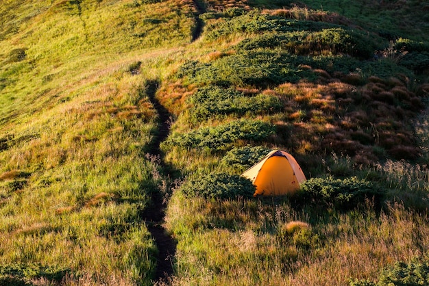 Tente de randonnée dans les montagnes