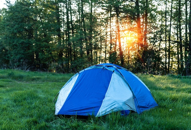 Tente touristique au soleil du soir