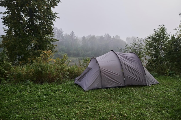 Tente touristique dans un camp forestier parmi les prairies