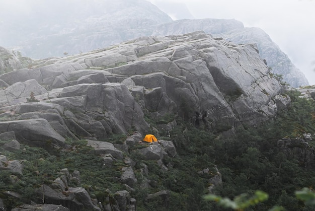 une tente touristique dressée haut dans les montagnes