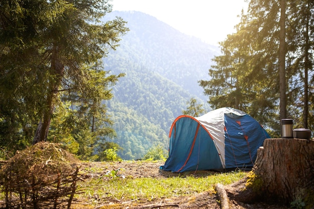 Tente touristique installée dans un camping en pleine nature dans la forêt Tourisme intérieur Vacances d'été actives Aventures en famille Écotourisme Randonnée sportive Espace de copie maquette