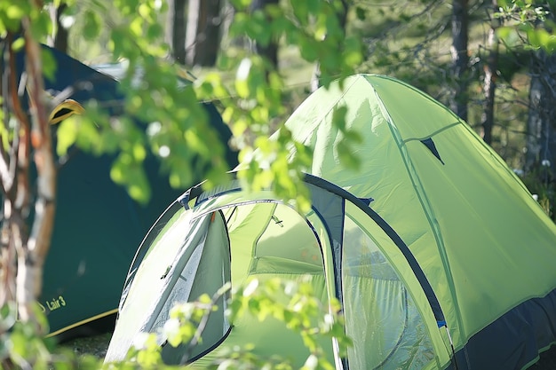 tente touristique à l'intérieur de la forêt d'été / vacances d'été dans la forêt, vue intérieure de la tente, camping