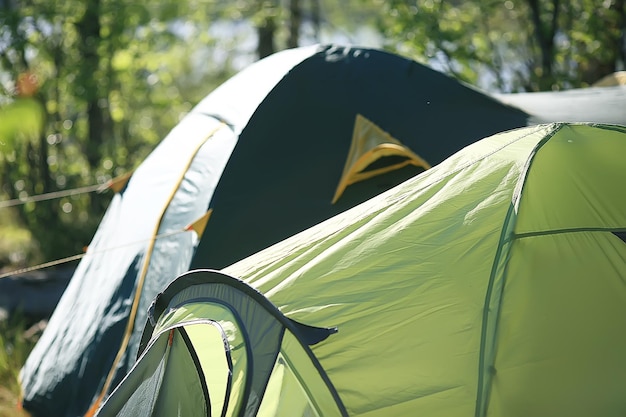 tente touristique à l'intérieur de la forêt d'été / vacances d'été dans la forêt, vue intérieure de la tente, camping