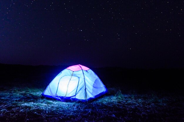 Tente touristique la nuit. Ciel nocturne avec les nombreuses étoiles