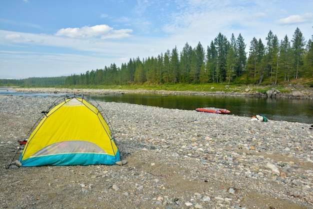 Tente touristique sur la rive du fleuve