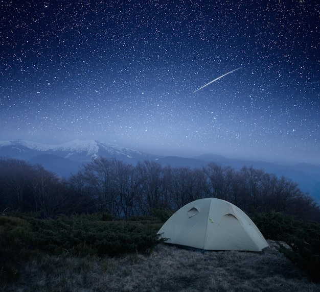 Tente touristique sous les étoiles. Camping de nuit à la montagne