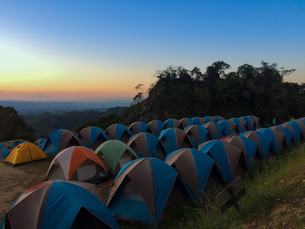 tente de voyageur sur la montagne