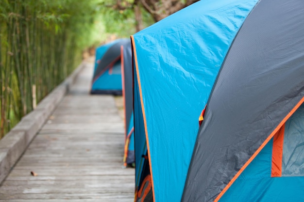 Photo des tentes bleues sur le sentier