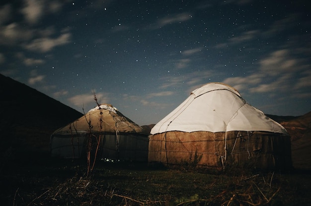 Des tentes sur le champ contre le ciel la nuit