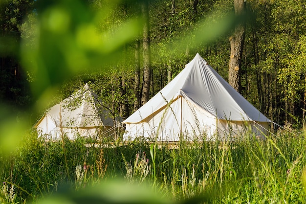 Tentes de cloche de toile de camping à l'extérieur