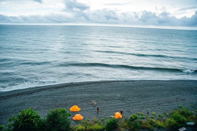 Tentes sur la côte de la mer Noire en Russie Photo de haute qualité