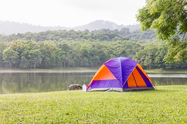 Tentes en dôme camping au bord du lac