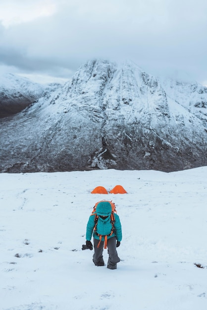 Tentes à une montagne enneigée