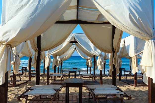 Tentes de plage de luxe auvents sur matin paradis plage de sable blanc (Pescoluse, Salento, Pouilles, Italie du sud). La plus belle plage de sable de mer des Pouilles.