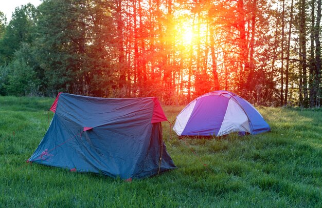 Tentes touristiques au soleil du soir