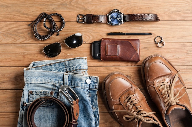 Tenue d'accessoires pour hommes sur fond de bois ancien