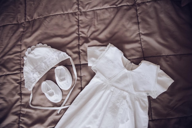 Photo tenue de baptême et accessoires blancs élégants pour bébé garçon