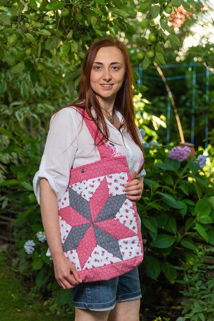 Tenue décontractée avec le sac moderne pour un transport quotidien