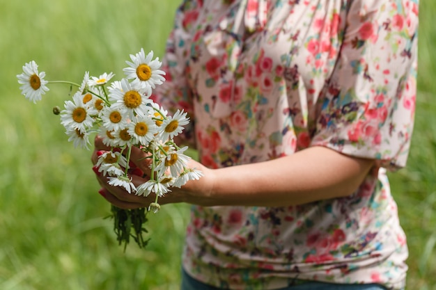 Tenue femme, bouquet fleurs marguerite