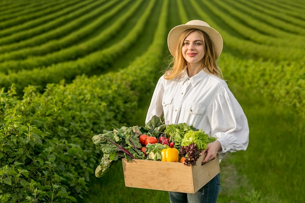 Photo tenue femme, panier légumes