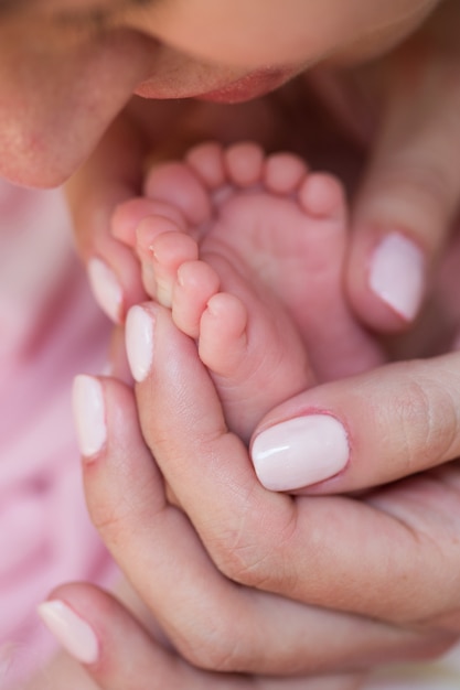 Tenue femme, pieds bébé, dans, elle, mains