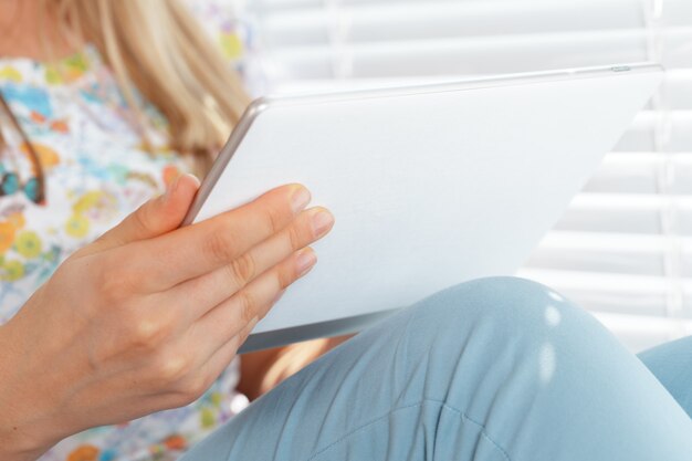 Tenue femme, tablette numérique, closeup