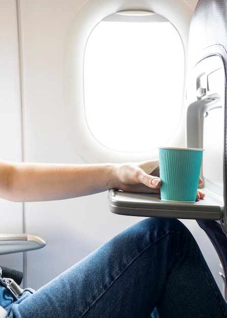 Photo tenue femme, tasse café, dans, avion