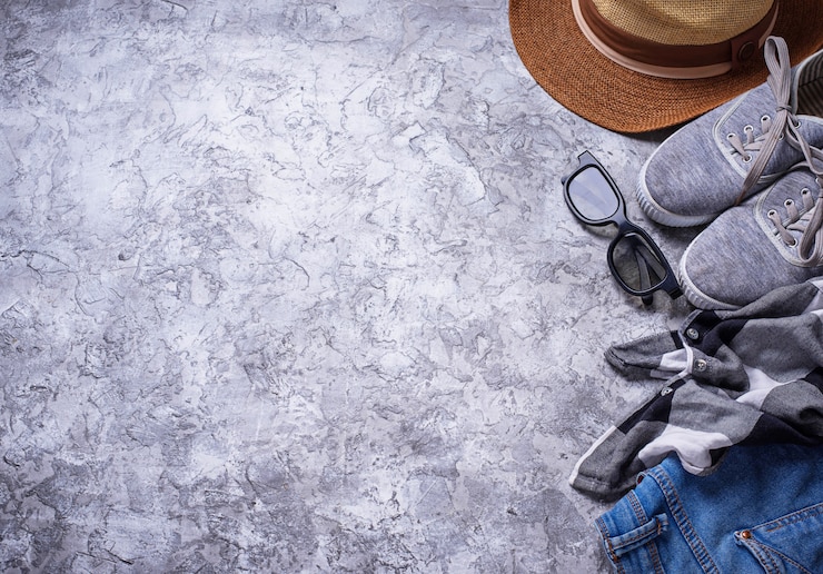 Photo tenue de filles d'été sur fond gris