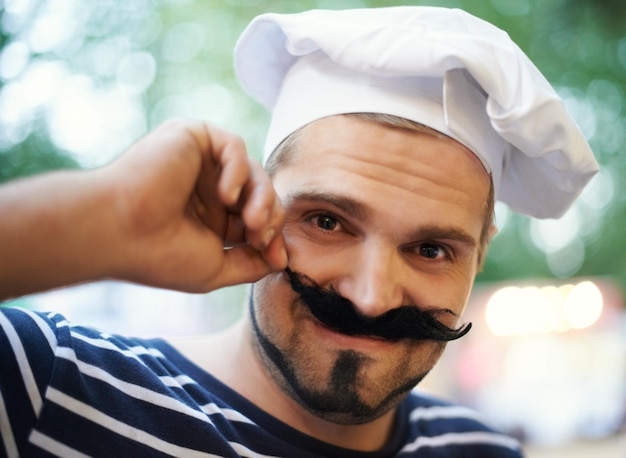 tenue française. Un jeune homme vêtu d'un béret et d'une fausse moustache.