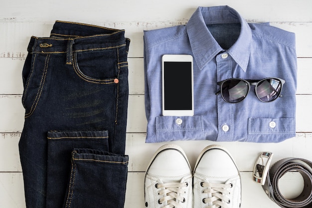 Tenues décontractées pour hommes sur fond en bois blanc