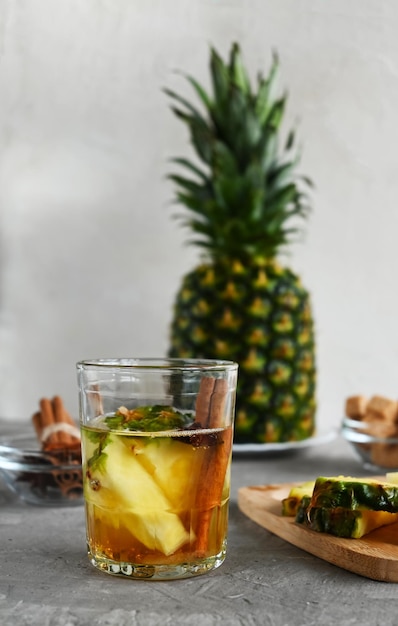 Tepache est une boisson fermentée à base de sucre d'ananas et d'épices C'est une patinoire alcoolisée mexicaine