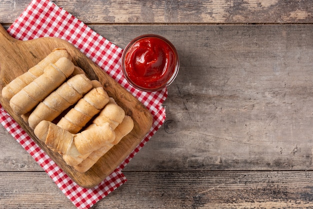 TequeÃƒÂ±os d'Amérique latine farcis au fromage sur table en bois