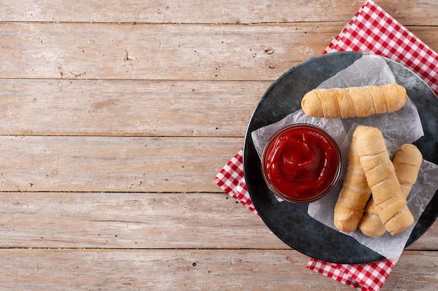 TequeÃƒÂ±os d'Amérique latine farcis au fromage sur table en bois