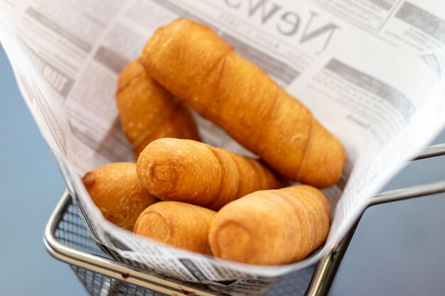 tequenos, collation traditionnelle au fromage vénézuélien dans le panier de service