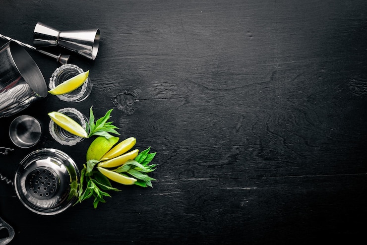 Photo tequila au citron vert et glace sur une surface en bois noire vue de dessus espace libre