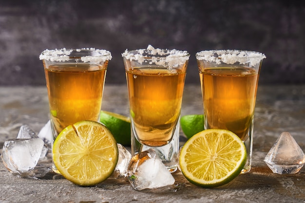 Tequila au citron vert et sel dans un verre