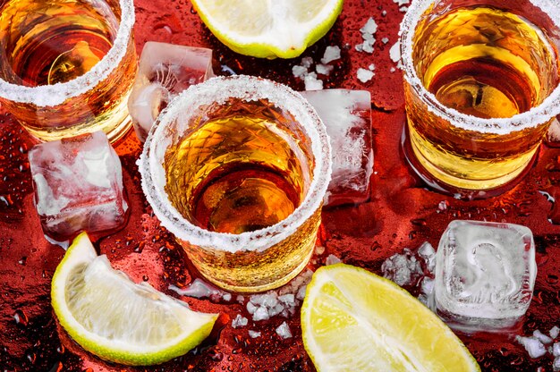 Tequila coupée à la lime et au sel